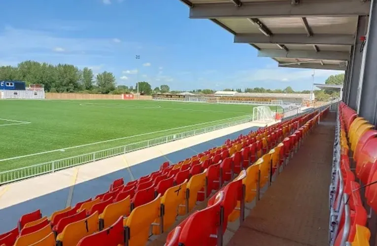 Toàn cảnh sân Meadow Park từ khán đài, một góc nhìn thân thuộc với cổ động viên Gloucester City