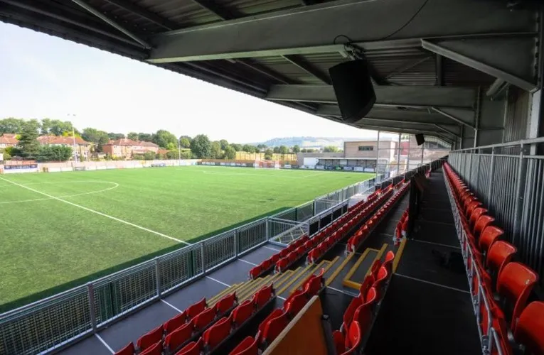 Toàn cảnh sân Meadowbank từ khán đài, nơi người hâm mộ Dorking Wanderers theo dõi mỗi trận đấu, cảm nhận không khí chân thực của bóng đá non-league.