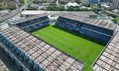 Toàn cảnh sân The Den nhìn từ trên cao, cho thấy cấu trúc và vị trí của sân vận động Millwall