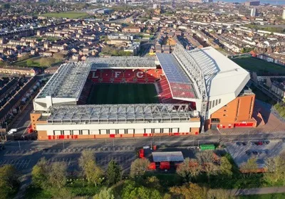 Toàn cảnh sân vận động Anfield nhìn từ trên cao, thể hiện kiến trúc cổ điển và sự gần gũi với khu dân cư thành phố Liverpool