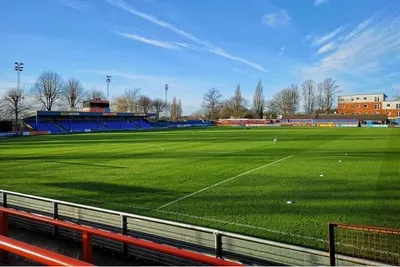 Toàn cảnh sân vận động Cressing Road nhìn từ khán đài, nơi các CĐV Braintree Town nung nấu hy vọng