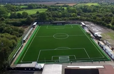 Toàn cảnh sân vận động Dales Lane, sân nhà của Rushall Olympic FC, nhìn từ trên cao cho thấy quy mô khiêm tốn nhưng ấm cúng của một câu lạc bộ hạng dưới tại Walsall, Anh.