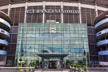 Toàn cảnh sân vận động Etihad hiện đại từ trên cao, biểu tượng của Manchester City
