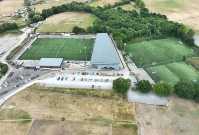 Toàn cảnh sân vận động Hayes Lane nhìn từ trên cao, biểu tượng của Bromley FC