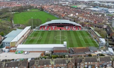 Toàn cảnh sân vận động Highbury của Fleetwood Town nhìn từ trên cao, thể hiện quy mô và vị trí nổi bật tại thị trấn Fleetwood.