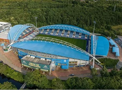 Toàn cảnh sân vận động John Smith's từ trên cao, nơi trái tim của Huddersfield Town đập mạnh.