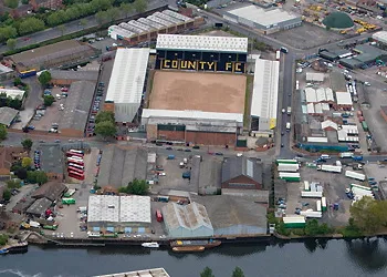 Toàn cảnh sân vận động Meadow Lane, mái nhà lịch sử của Notts County FC từ trên cao