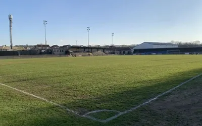 Toàn cảnh sân vận động The Citadel Farsley Celtic nhìn từ khán đài, nơi trái bóng lăn và cảm xúc thăng hoa.
