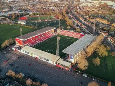 Toàn cảnh sân vận động The County Ground của Swindon Town FC từ trên cao, nhìn rõ cấu trúc sân bóng.