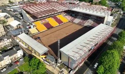 Toàn cảnh sân vận động Valley Parade nhìn từ trên cao, biểu tượng của Bradford City