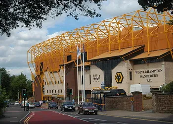 Tổng quan sân vận động Molineux, mái nhà lịch sử của Wolverhampton Wanderers.