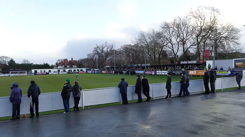 Trận đấu giữa Harrogate Town và Bradford Park Avenue tại Wetherby Road