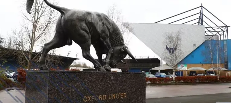 Tượng bò hùng vĩ bên ngoài Sân vận động Kassam biểu tượng của sức mạnh Oxford United