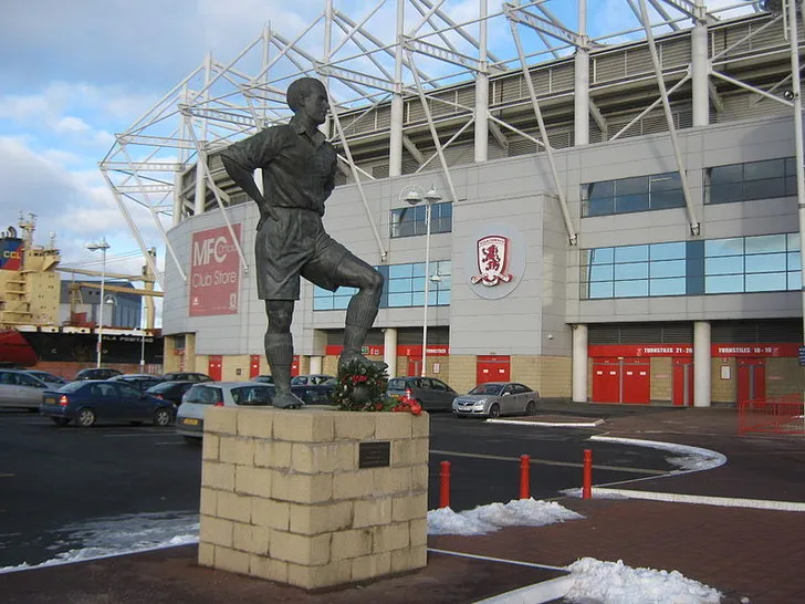 Tượng đài George Hardwick, huyền thoại Middlesbrough FC, đứng sừng sững bên ngoài sân Riverside