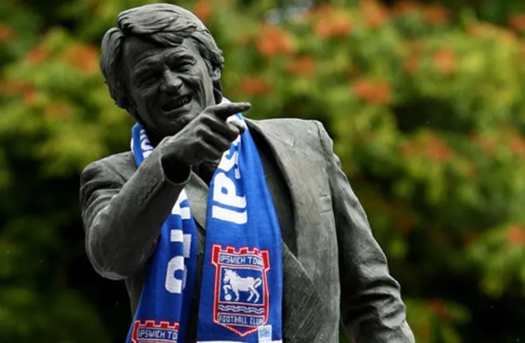 Tượng đài Sir Bobby Robson bên ngoài sân Portman Road
