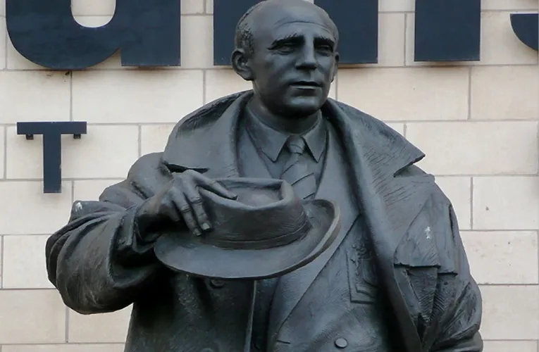 Tượng danh thủ Stan Cullis bên ngoài sân Molineux, biểu tượng của sự vĩ đại.
