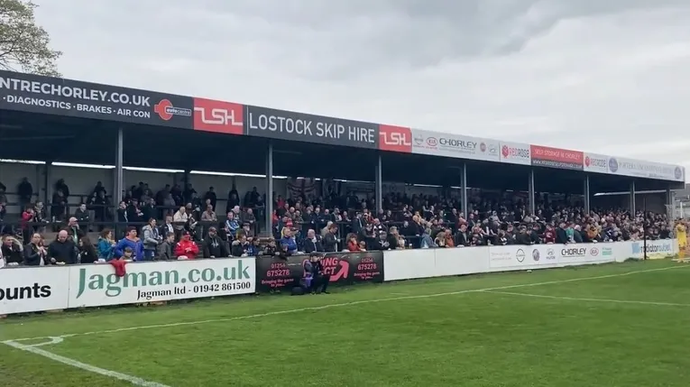 Victory Park Chorley FC – Khán đài phía sau khung thành