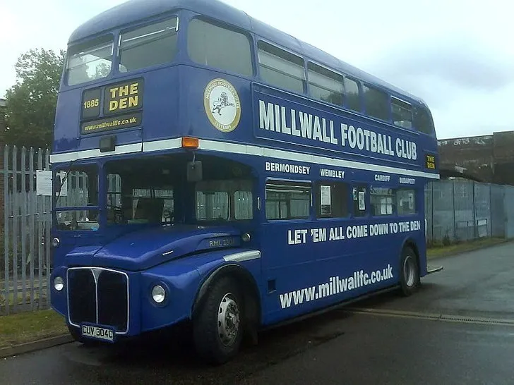 Xe buýt Routemaster màu xanh trắng đặc trưng của Millwall FC, biểu tượng của câu lạc bộ