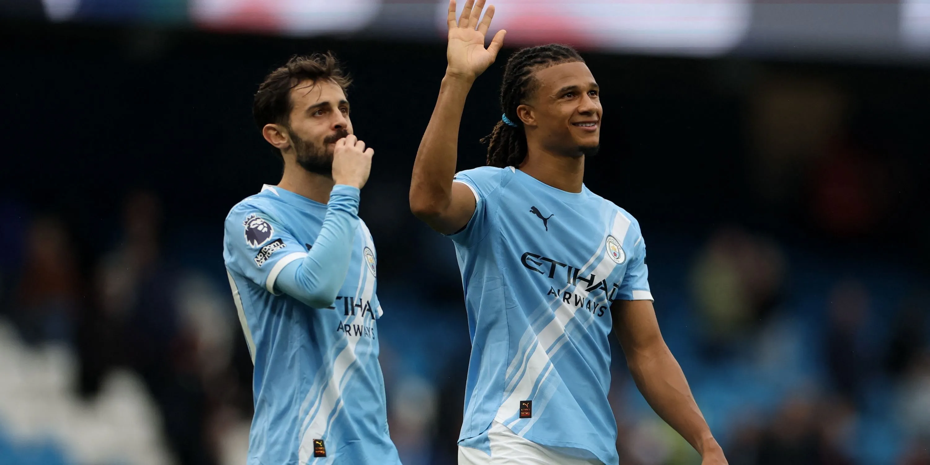 Bernardo Silva và Nathan Ake ăn mừng sau một chiến thắng tại Manchester City