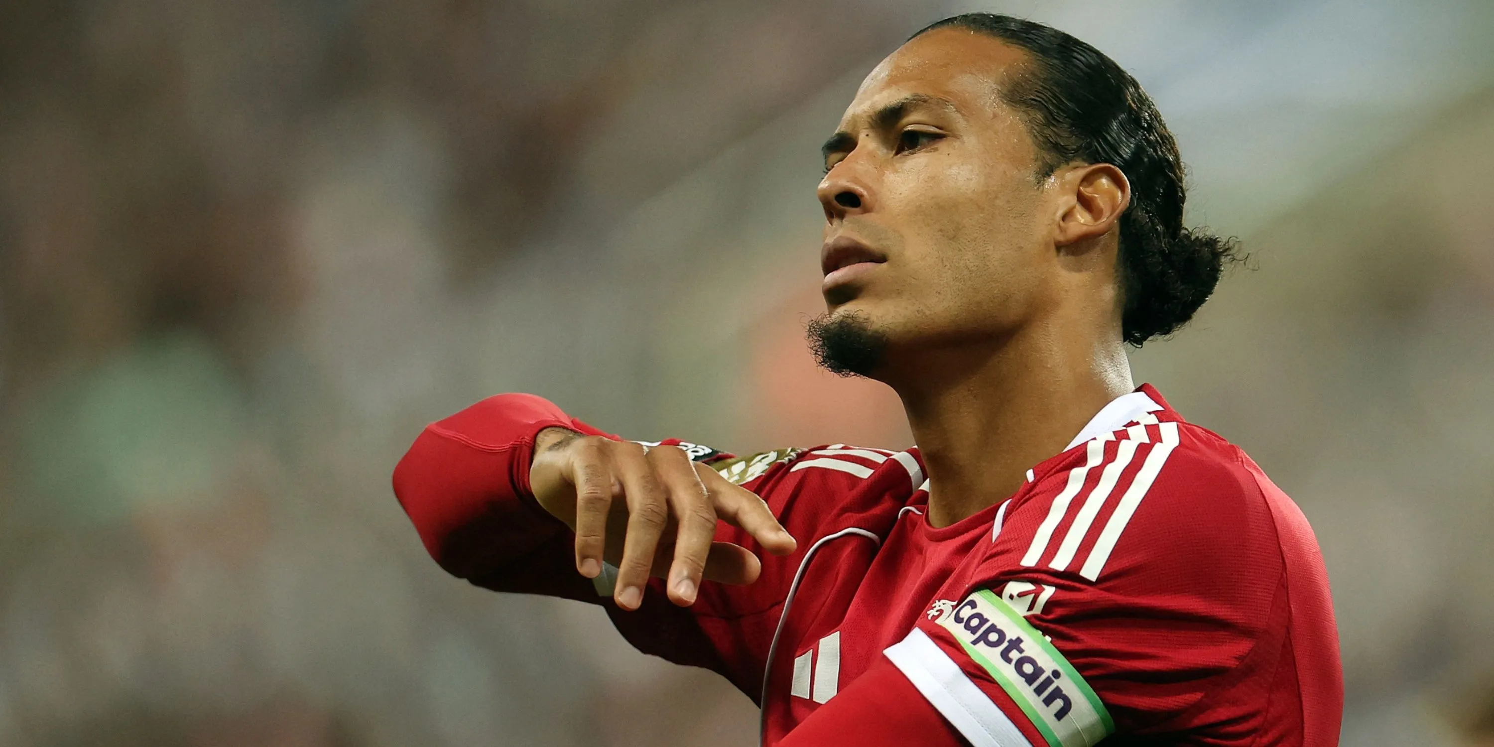 Dominik Szoboszlai và các cầu thủ Liverpool ăn mừng sau trận đấu căng thẳng