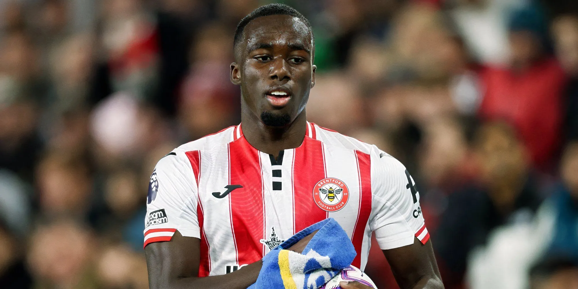 Michael Kayode thực hiện pha ném bóng dài đặc trưng của Brentford