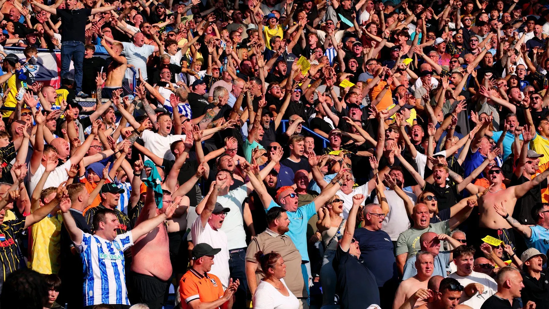 Người hâm mộ Sheffield Wednesday cổ vũ nhiệt tình tại sân vận động Hillsborough