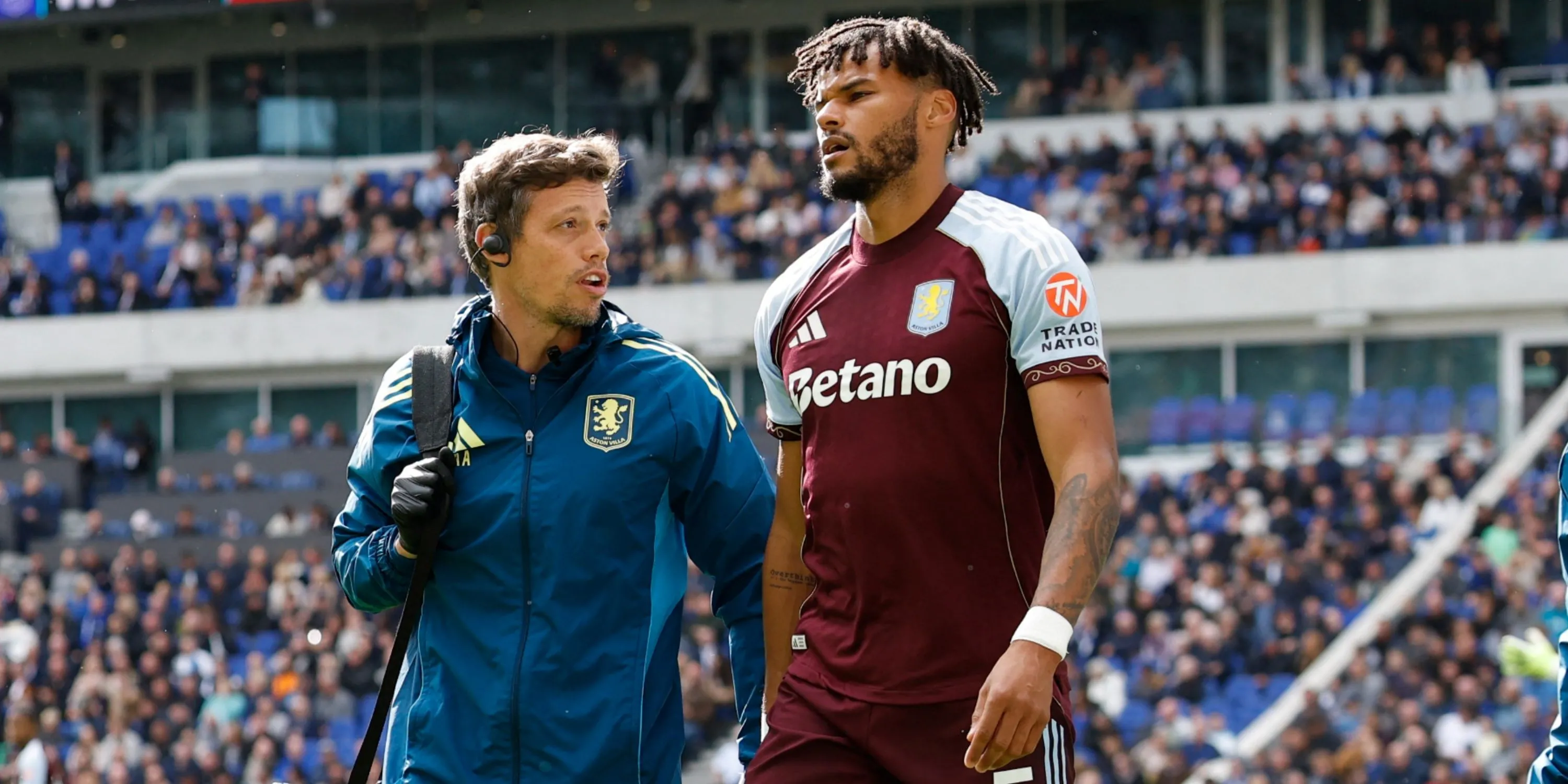 Tyrone Mings tỏ ra thất vọng sau khi phải rút khỏi trận đấu vì chấn thương