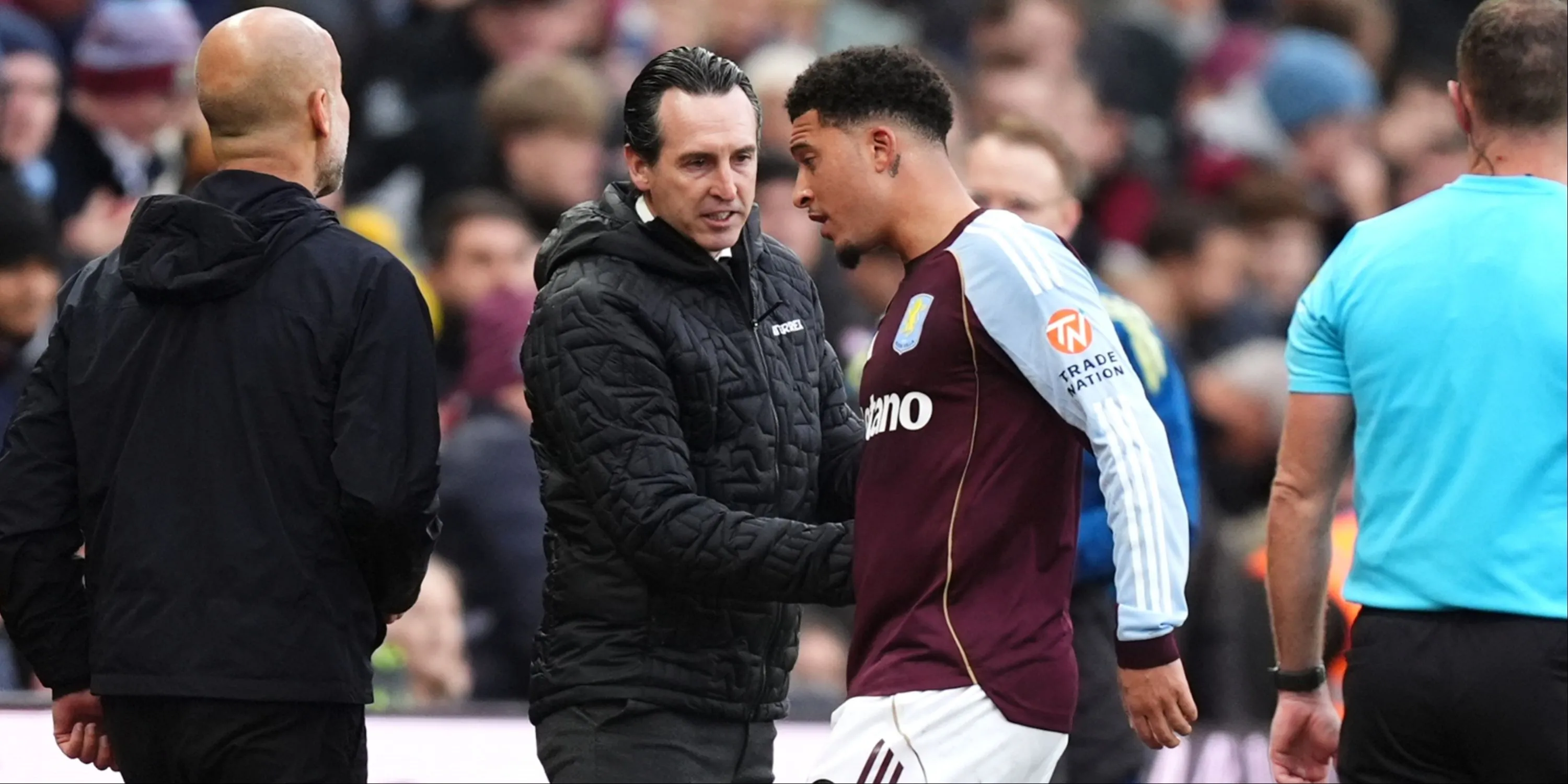 Unai Emery cùng các cầu thủ Aston Villa ăn mừng chiến thắng trước Manchester City